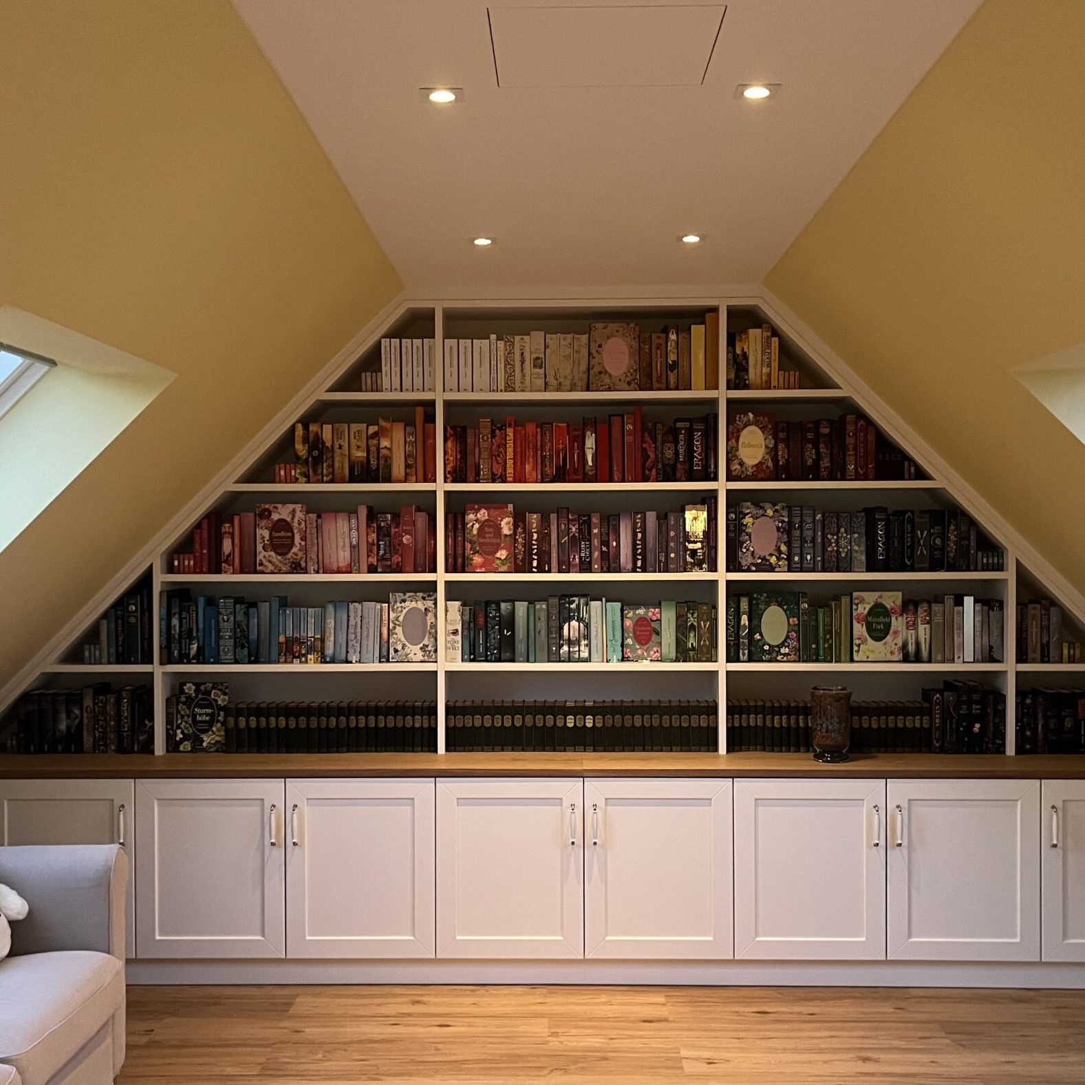 Bücherregal in Dachwohnung