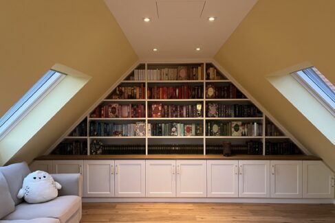 Bücherregal in Dachwohnung