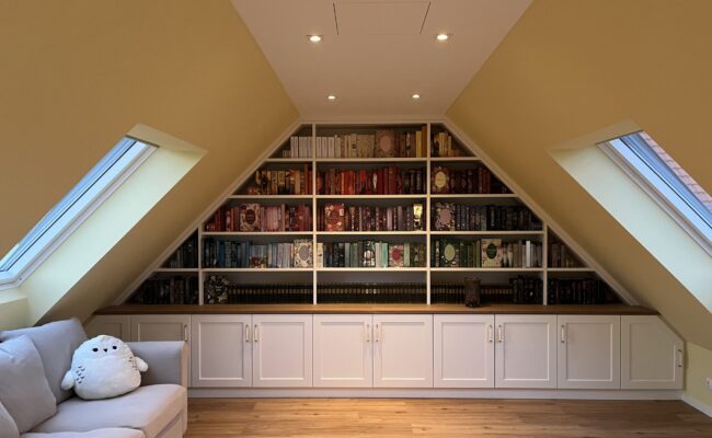 Bücherregal in Dachwohnung