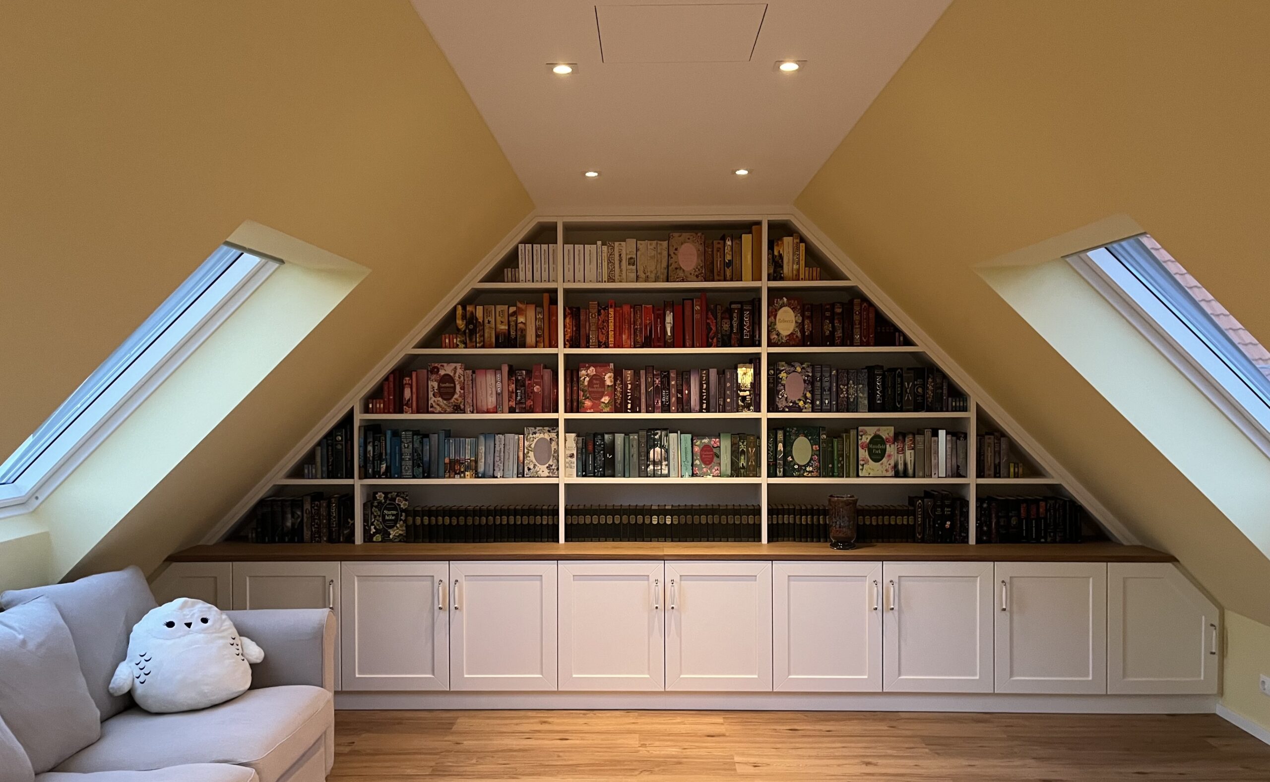 Bücherregal in Dachwohnung