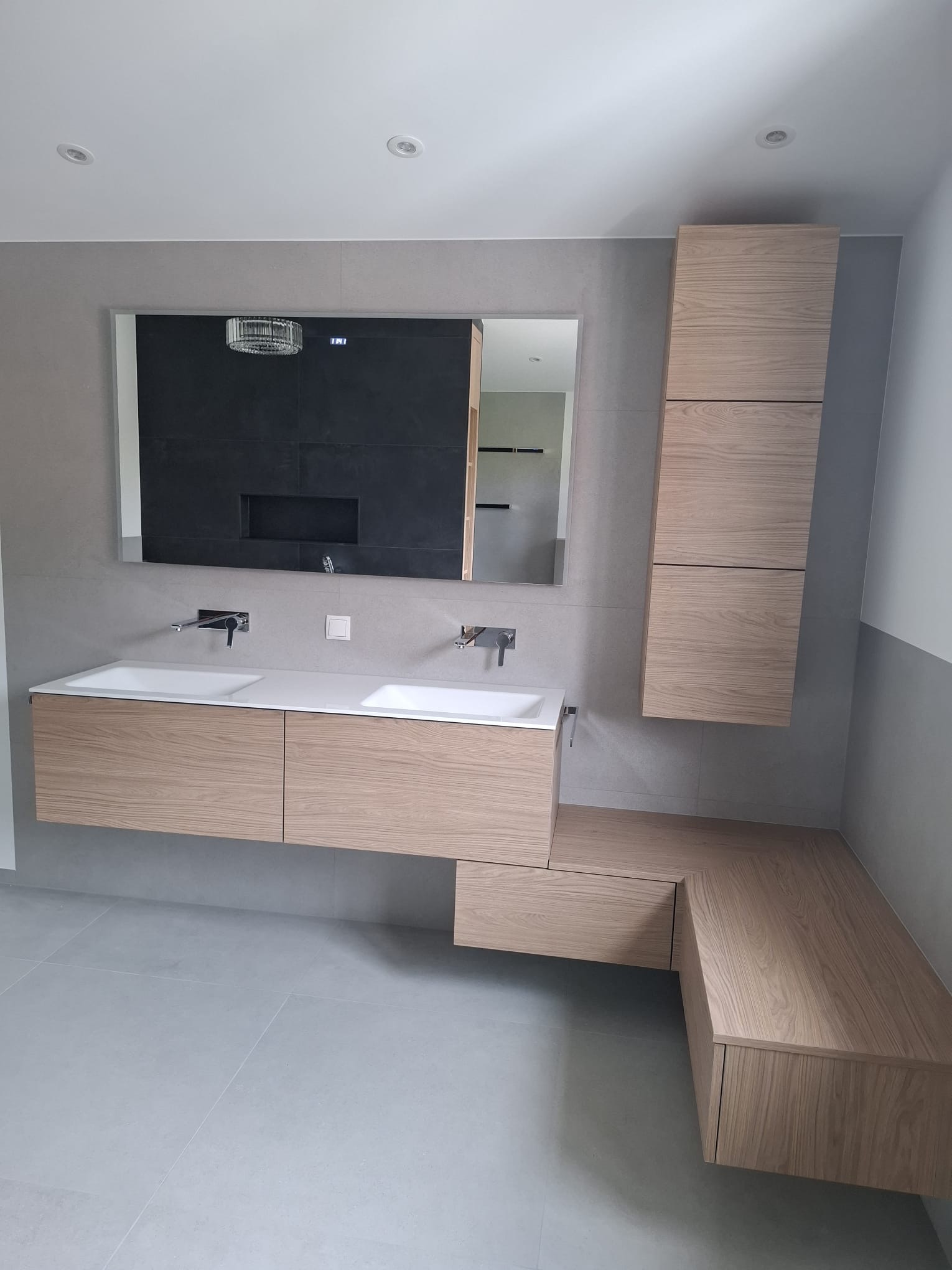 Waschtische mit beleuchtetem Spiegel und Badschrank